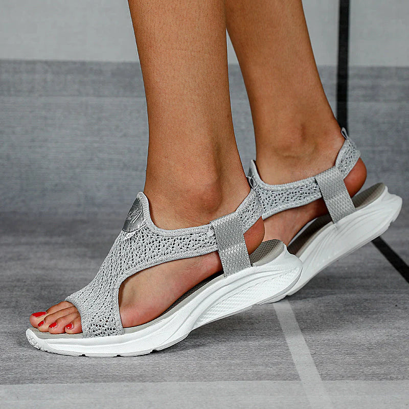 Graue Damen-Sandalen mit Strickdesign und weißer Sohle, bequem und modisch, ideal für Sommer und Freizeit. Perfekt für stilvolle Alltagslooks.