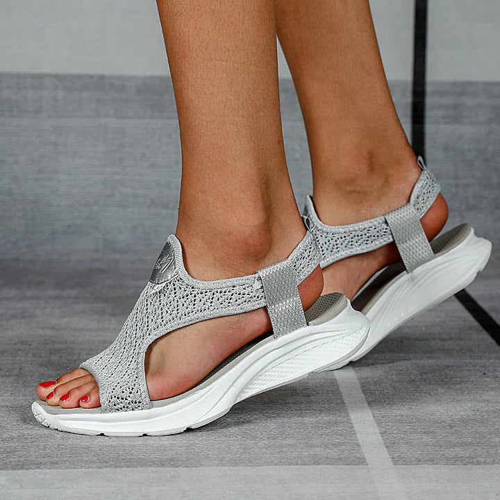 Graue Damen-Sandalen mit Strickdesign und weißer Sohle, bequem und modisch, ideal für Sommer und Freizeit. Perfekt für stilvolle Alltagslooks.