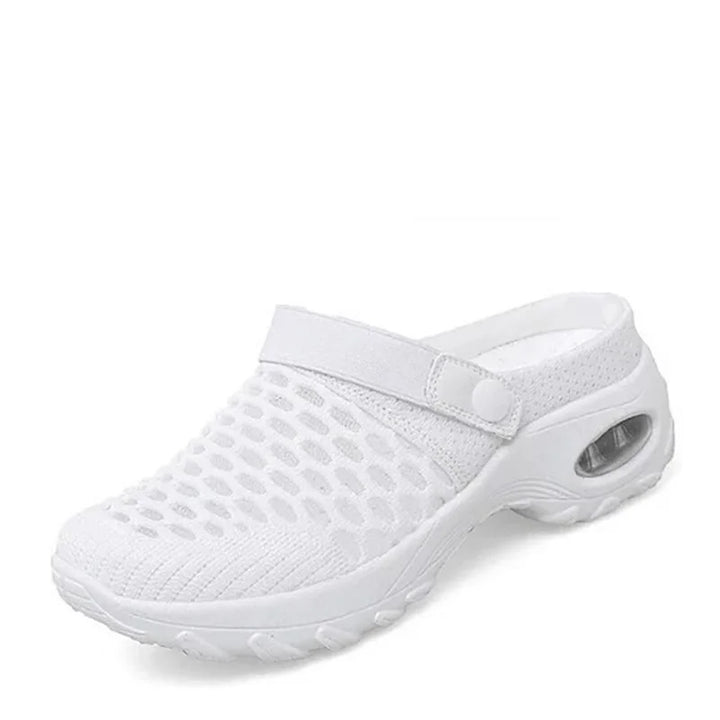 Weiße Damen-Clogs mit atmungsaktivem Mesh-Obermaterial und rutschfester Sohle. Ideal für Sommer, Gartenarbeit und Freizeit. Bequem und leicht.