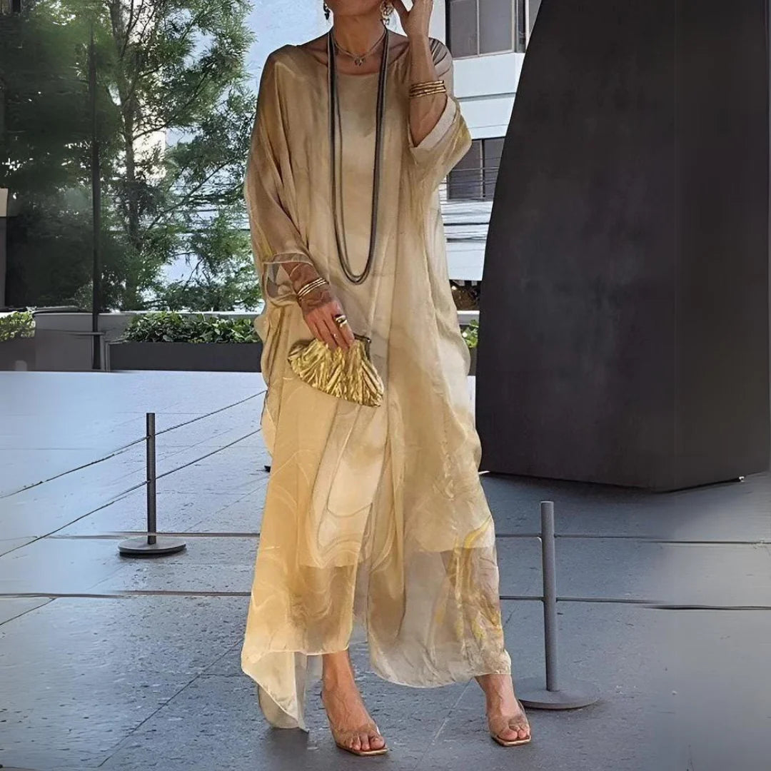 Elegante Frau in fließendem, goldenen Kleid mit goldener Clutch und Schmuck, steht auf modernem Stadtplatz. Mode, Luxus, Abendkleid, Accessoires.