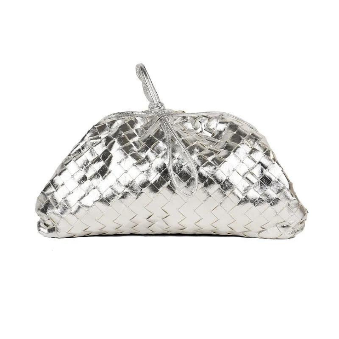 Silberne, geflochtene Clutch-Tasche aus Leder mit Reißverschluss, elegantes Design, modisches Accessoire für Damen, ideal für Abendveranstaltungen.