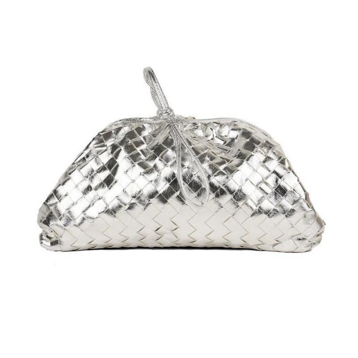 Silberne, geflochtene Clutch-Tasche aus Leder mit Reißverschluss, elegantes Design, modisches Accessoire für Damen, ideal für Abendveranstaltungen.