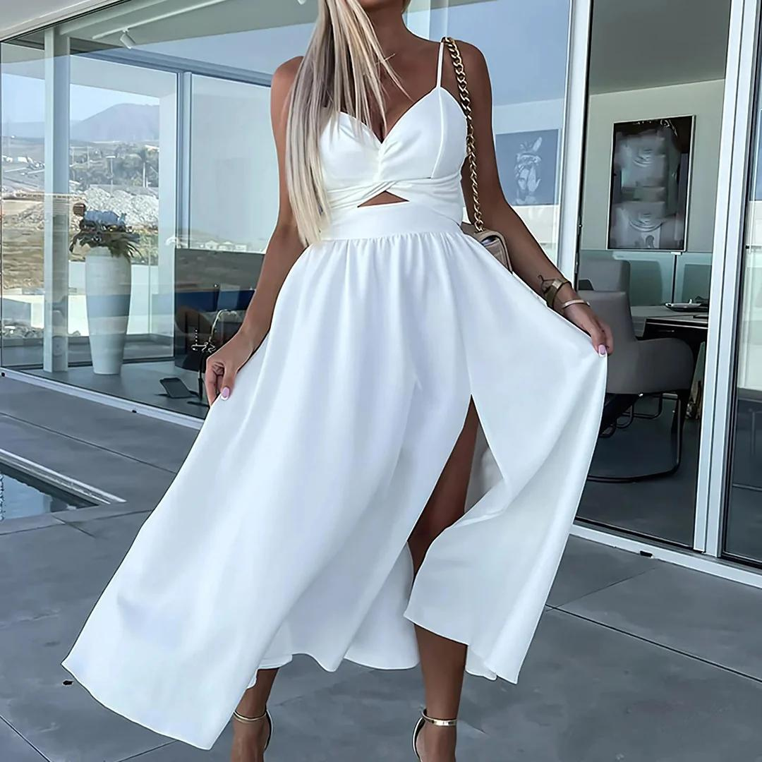 Frau in elegantem, weißem Sommerkleid mit Cut-Outs und hohem Schlitz, steht auf moderner Terrasse. Perfekt für stilvolle Sommermode und Abendveranstaltungen.