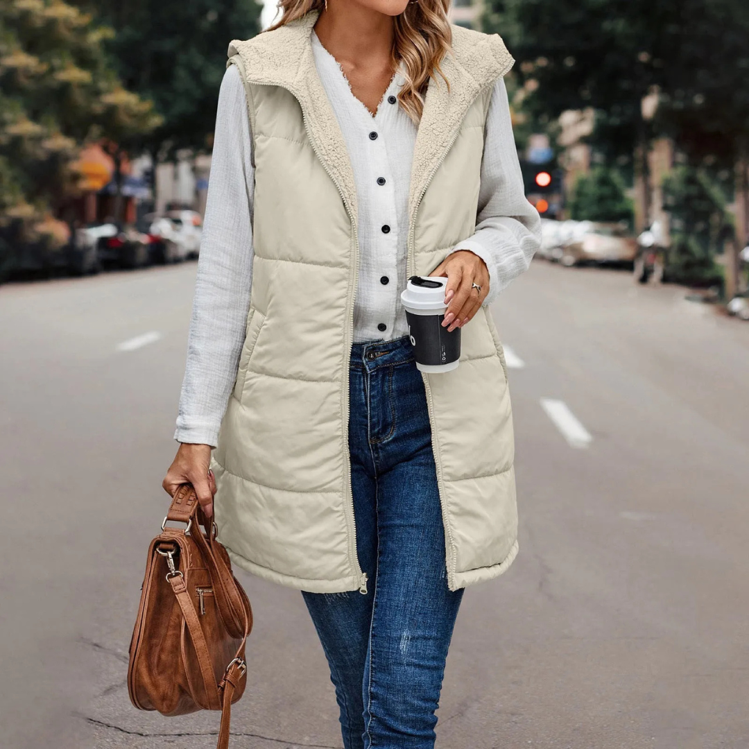 Lange Steppweste für kalte Tage - Stilvolle Daunenweste mit Fleece Futter und Kapuze für Damen