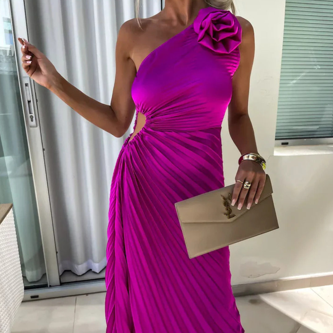 Frau in einem eleganten, einseitigen, fuchsiafarbenen Abendkleid mit Rüschen und goldener Clutch. Perfekt für formelle Anlässe und Partys.