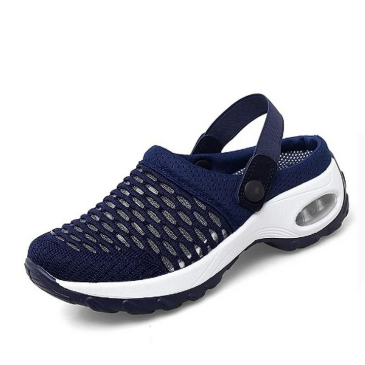Dunkelblauer Mesh-Clog mit weißer Sohle und Fersenriemen, atmungsaktiv, ideal für Sommer, Freizeit und Outdoor-Aktivitäten.