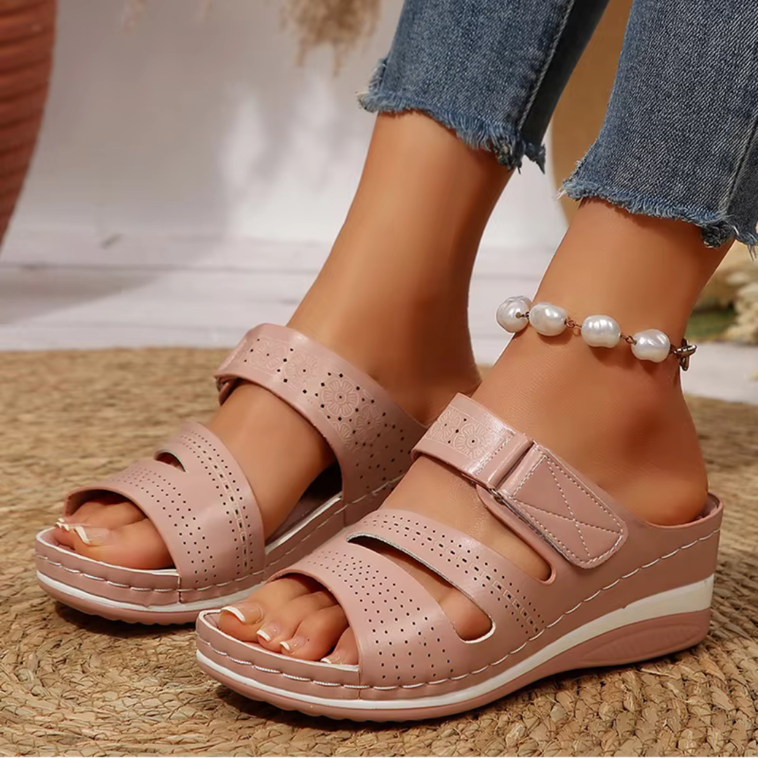 Damen Sandalen Keilabsatz rosa, perforiertes Design, Jeans, Perlenfußkettchen, Sommermode, bequeme Schuhe, stilvoller Look.