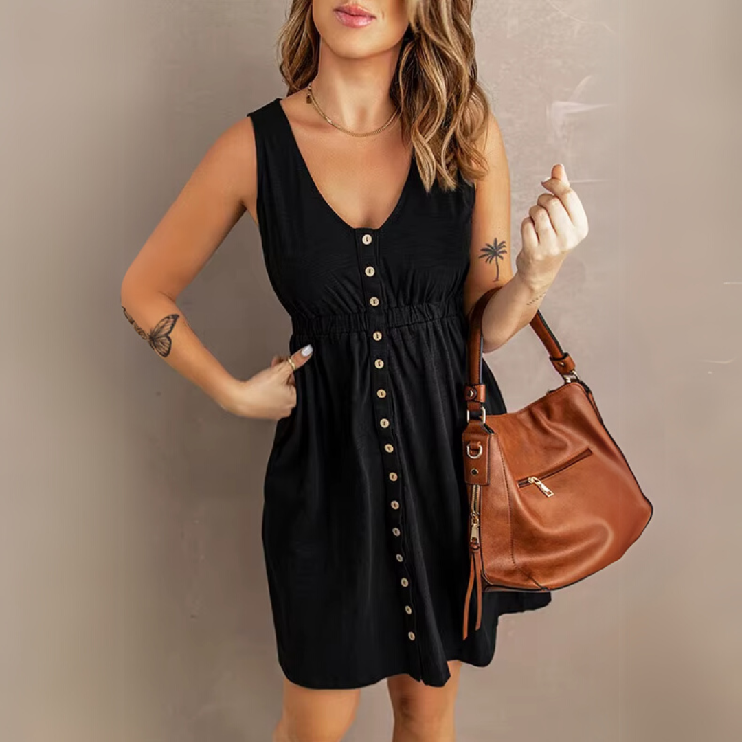 Frau in schwarzem Sommerkleid mit Knopfleiste, brauner Ledertasche, Tattoos auf Arm und Handgelenk. Modetrend, Damenmode, Sommeroutfit.