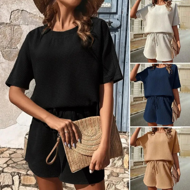 Damen Sommer-Set aus Waffelstoff in Schwarz, Beige und Blau. Bequemes, lässiges Outfit mit kurzen Ärmeln und Shorts, ideal für warme Tage.