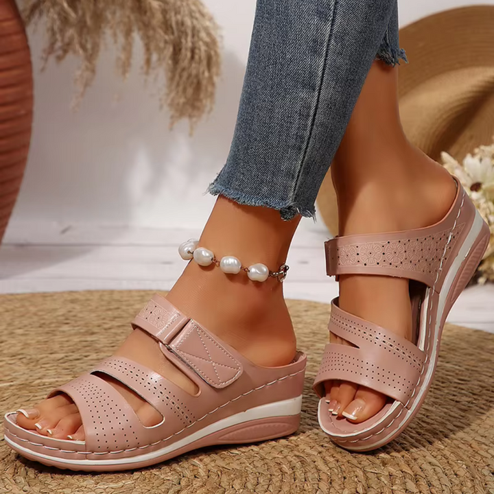 Damen Sandalen mit Keilabsatz, rosa, perforiertes Design, bequem, modisch, ideal für Sommer, Freizeitkleidung, auf Teppich, Jeans.