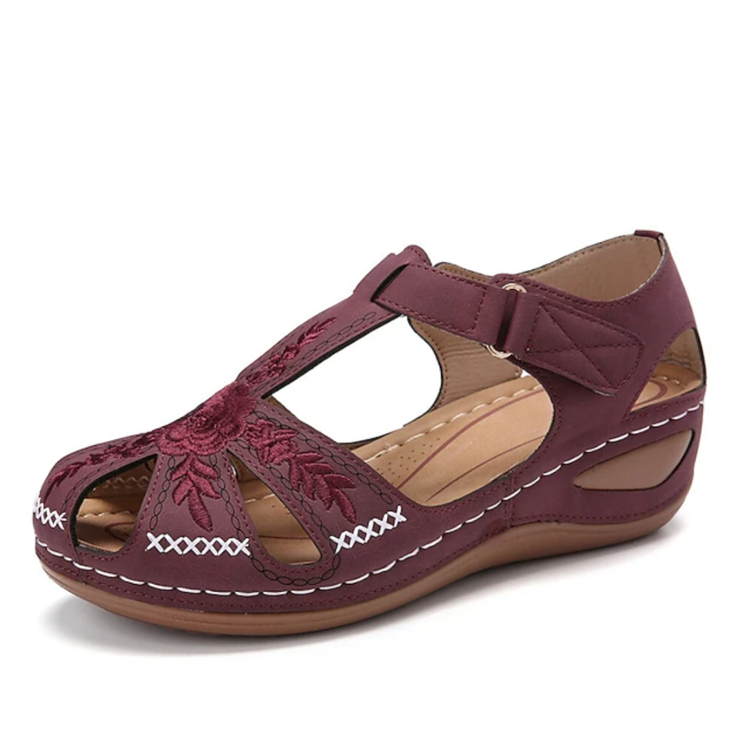 Bordeauxrote Damen-Sandale mit Blumenstickerei, Klettverschluss und Keilabsatz. Bequeme Sommerschuhe, ideal für Freizeit und Alltag.
