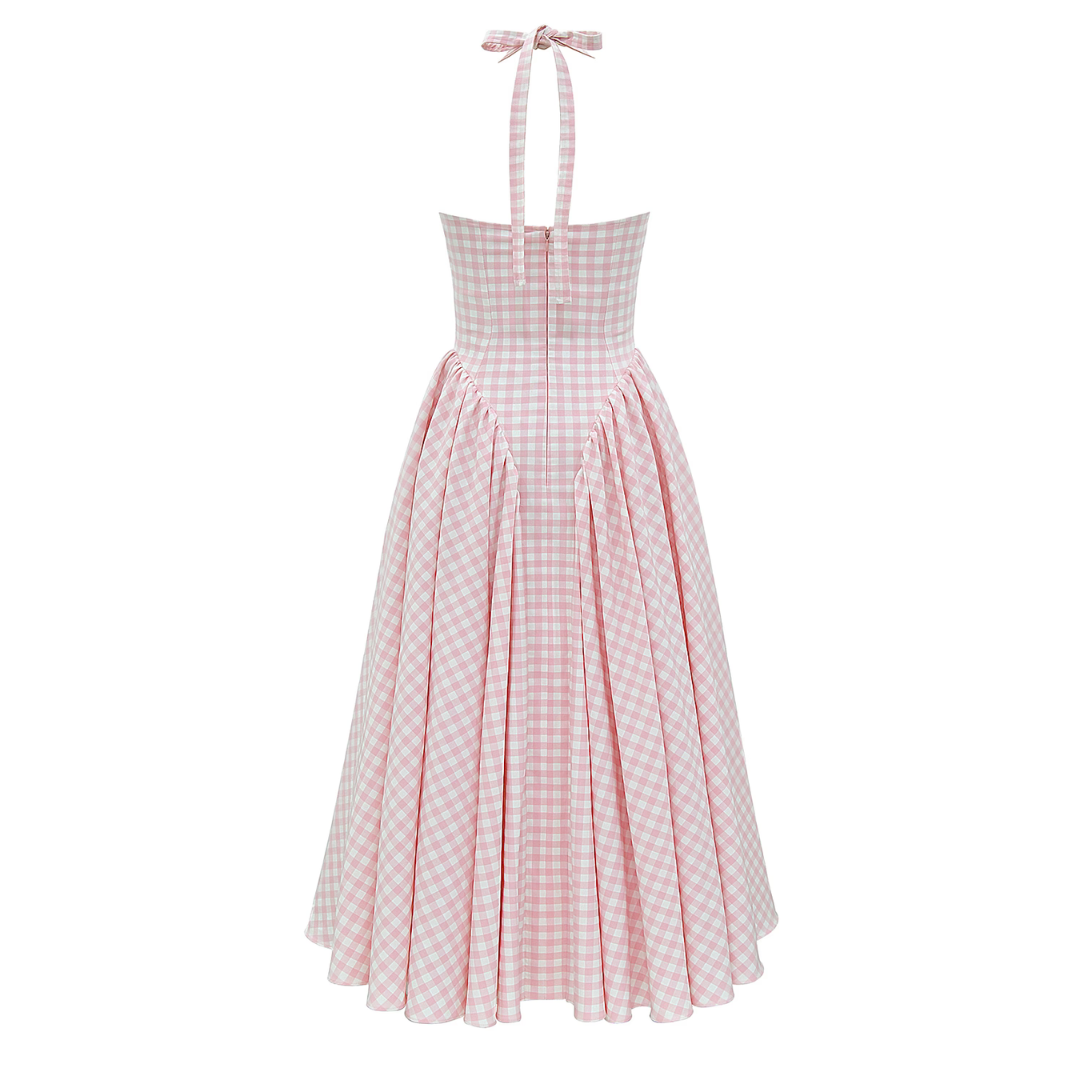 Rosa-weiß kariertes Sommerkleid mit Neckholder und ausgestelltem Rock. Elegantes Design, ideal für Damenmode und Sommeroutfits.