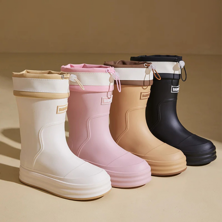Regenstiefel für den Herbst - Beige Gummistiefel mit kontrastierenden Streifen und flacher Sohle für Damen