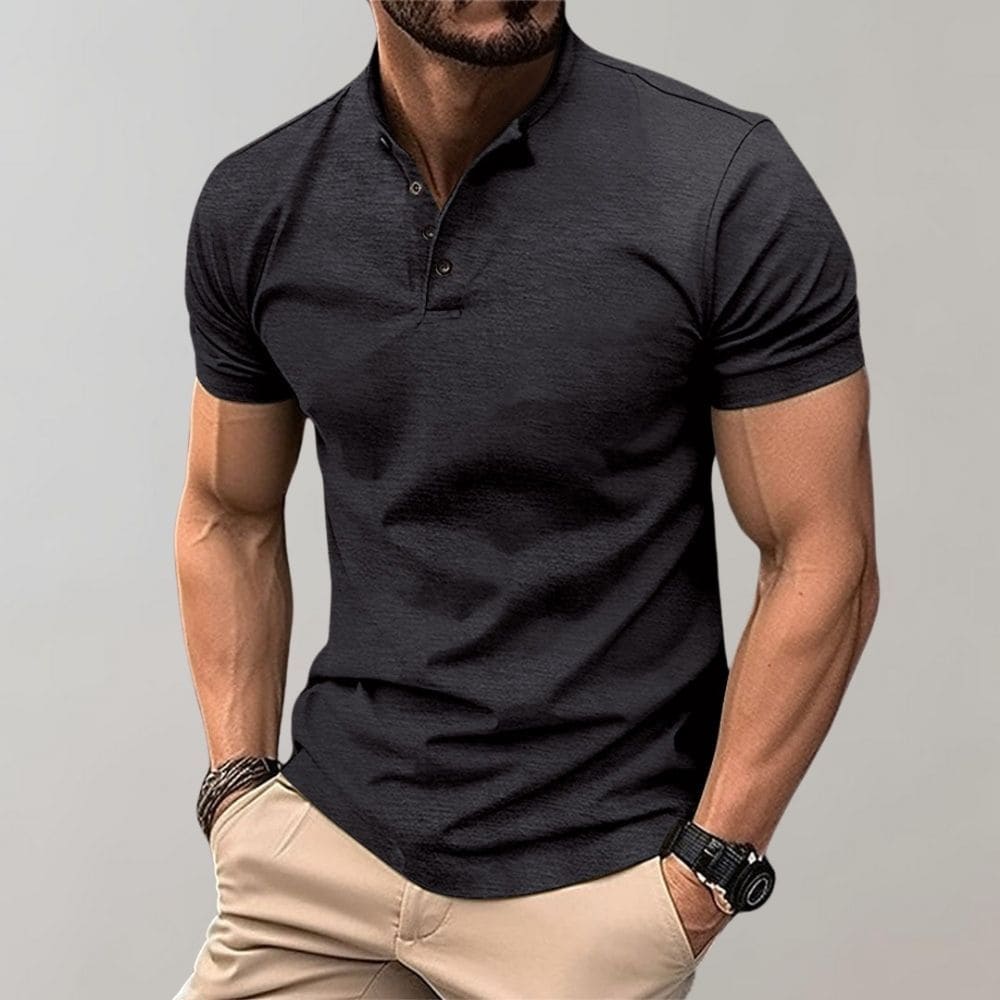 Schwarzes Herren-Poloshirt, kurzärmelig, aus Baumwolle, mit Knopfleiste, getragen von muskulösem Mann. Modische Herrenbekleidung, lässiger Stil.