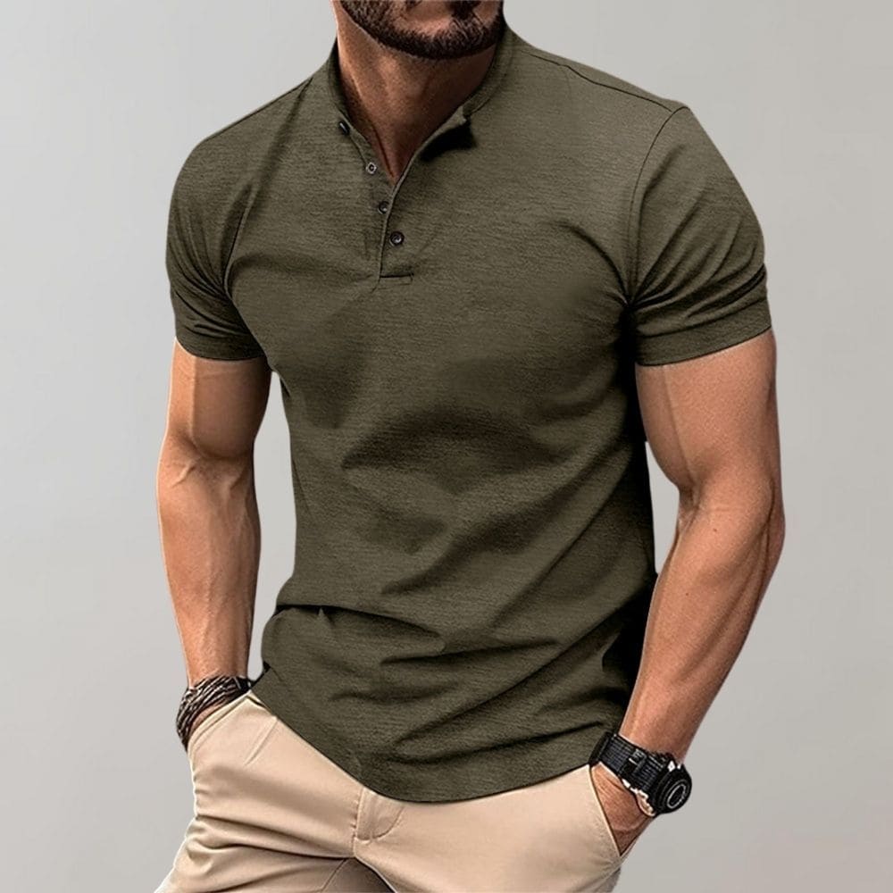 Mann in olivgrünem Poloshirt, muskulös, trägt Armbanduhr und Armband, beige Hose. Mode, Herrenbekleidung, lässiger Stil.