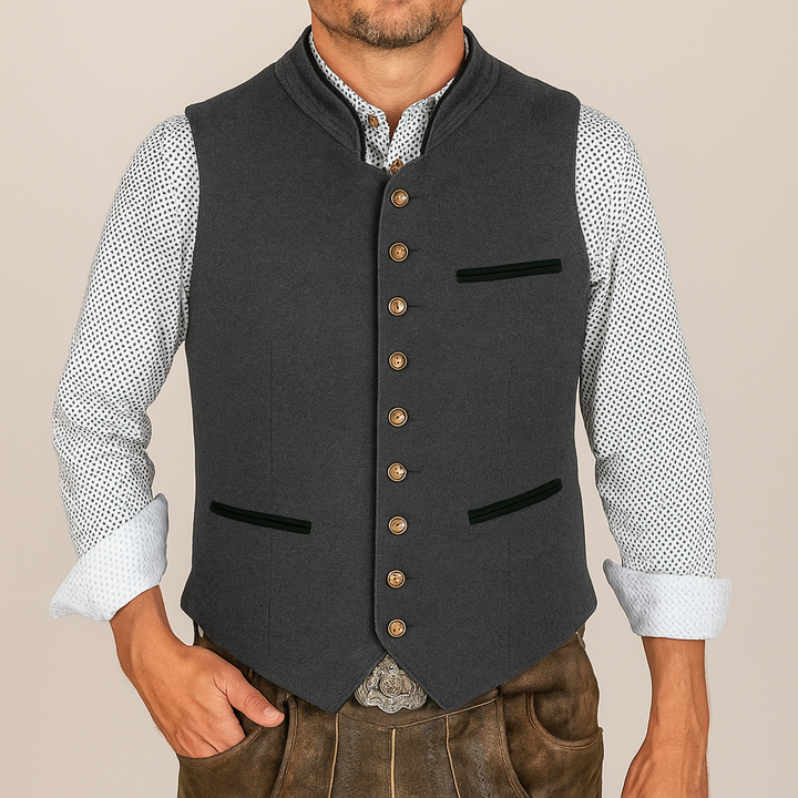 Mann in traditioneller Trachtenweste mit Knöpfen und weißem Hemd, kombiniert mit Lederhose. Bayerische Tracht, Oktoberfest Mode, Herrenbekleidung.