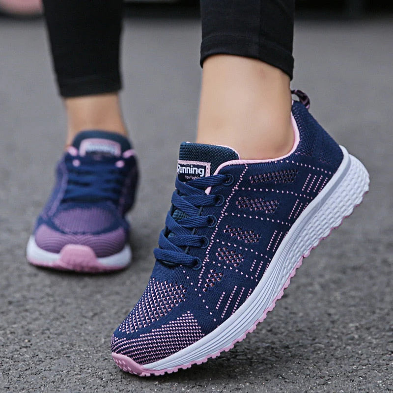 Damen-Laufschuhe in Blau und Rosa auf Asphalt, atmungsaktives Mesh-Design, ideal für Sport und Freizeit, modische Sneaker für Fitness.
