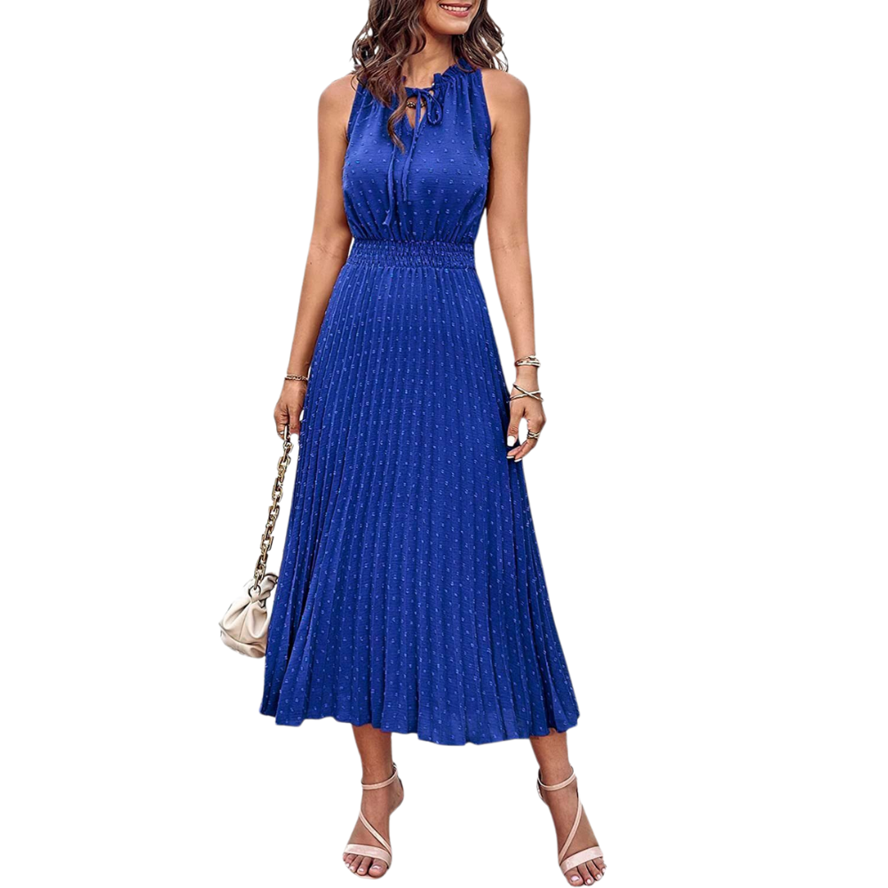 Frau in elegantem, ärmellosem, blauem Sommerkleid mit Plissee-Design, trägt Sandalen und eine Handtasche. Perfekt für Sommermode und Freizeit.