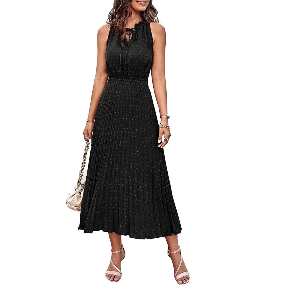 Frau in elegantem, ärmellosem schwarzen Kleid mit Plissee-Design, trägt Sandalen und eine Handtasche. Perfekt für Abendmode und Sommerpartys.
