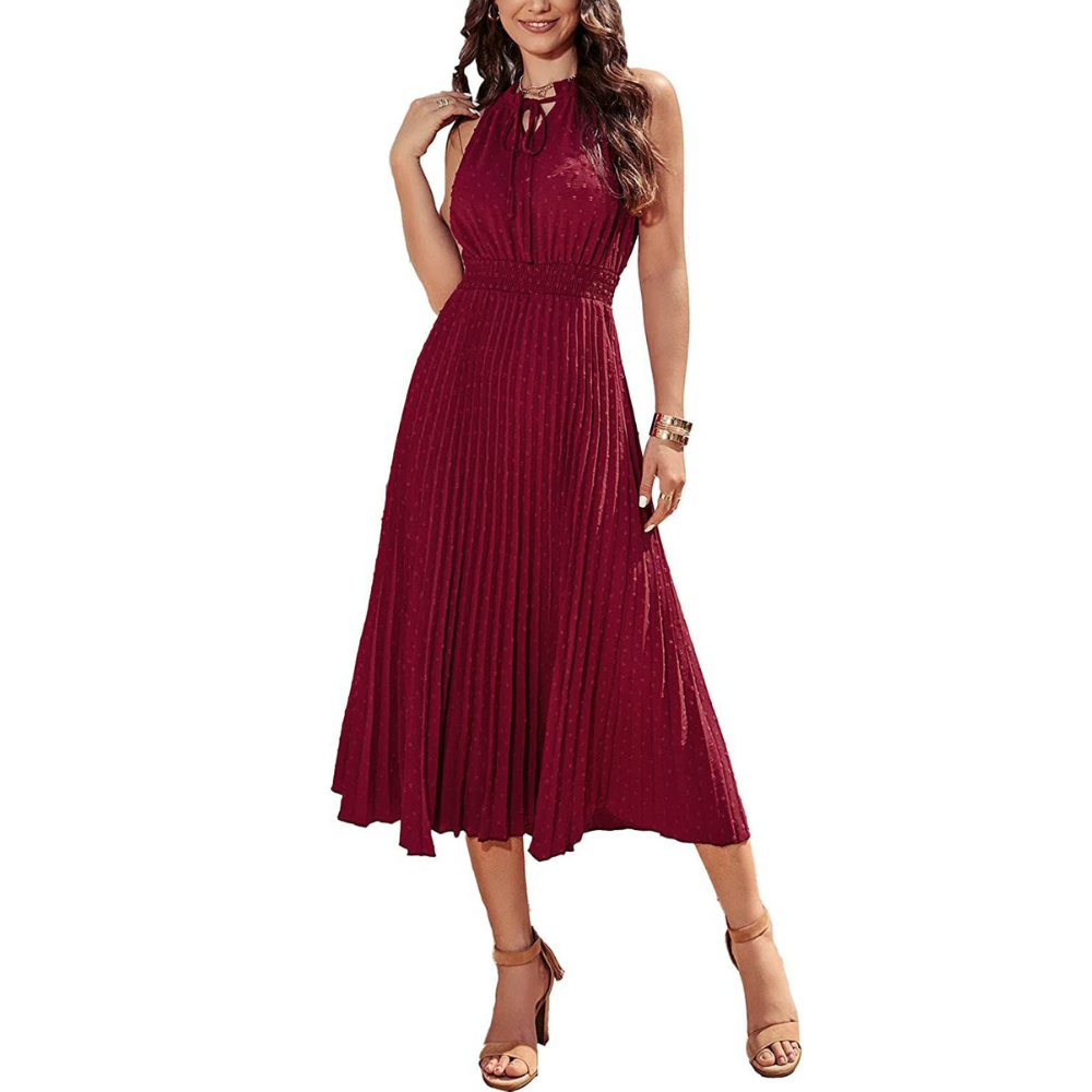 Frau in elegantem, ärmellosem, weinrotem Plisseekleid, knielang, mit Sandalen. Perfekt für Abendveranstaltungen oder festliche Anlässe.