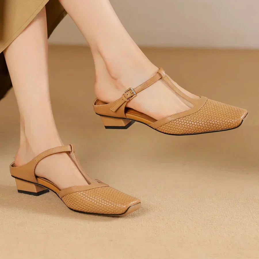 Beige Damen-Slingback-Schuhe mit niedrigem Absatz und T-Riemen, ideal für Sommermode. Elegante, geflochtene Textur, perfekt für lässige Outfits.