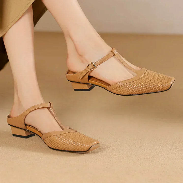 Beige Damen-Slingback-Schuhe mit niedrigem Absatz und T-Riemen, ideal für Sommermode. Elegante, geflochtene Textur, perfekt für lässige Outfits.