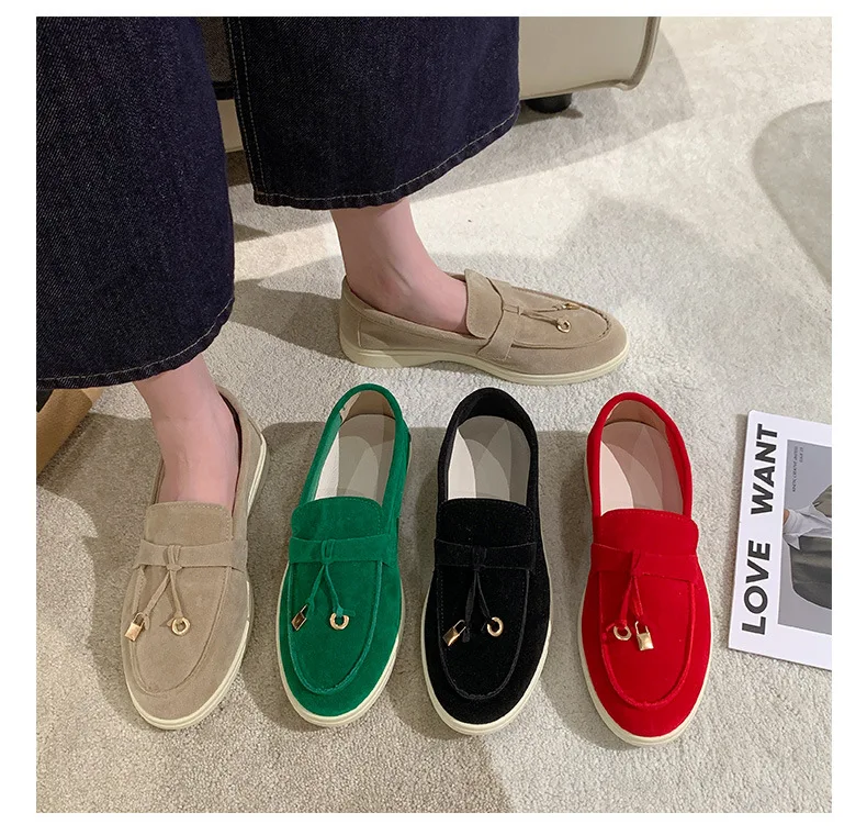 Vier Paar Mokassins in Beige, Grün, Schwarz und Rot mit dekorativen Quasten, auf hellem Teppich präsentiert. Modische Damenschuhe, vielseitig und stilvoll.