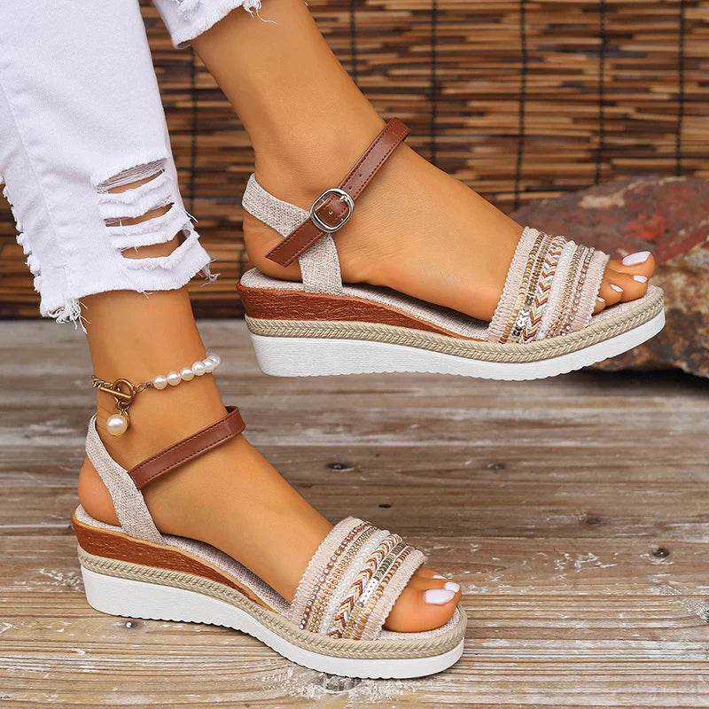 Damen Sandalen mit Keilabsatz, braun-beige, Riemchen, Perlenfußkettchen, weiße Jeans, Sommermode, bequeme Schuhe, Outdoor, stilvoll.