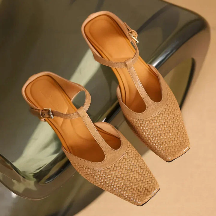 Beige Damen-Sandalen mit geflochtenem Design und T-Riemen auf glänzendem Hintergrund. Elegante Sommerschuhe, modisch und bequem.