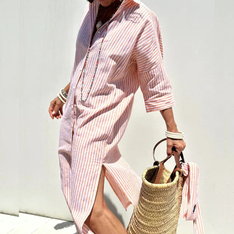 Frau in gestreiftem Hemdkleid mit Strohtasche, Sommermode, lässiger Stil, weißer Hintergrund, modische Accessoires, trendiges Outfit.