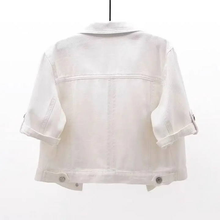 Weiße Jeansjacke für Damen, Rückansicht, mit hochgekrempelten Ärmeln und Knopfdetails, modisch und vielseitig für Frühling und Sommer.