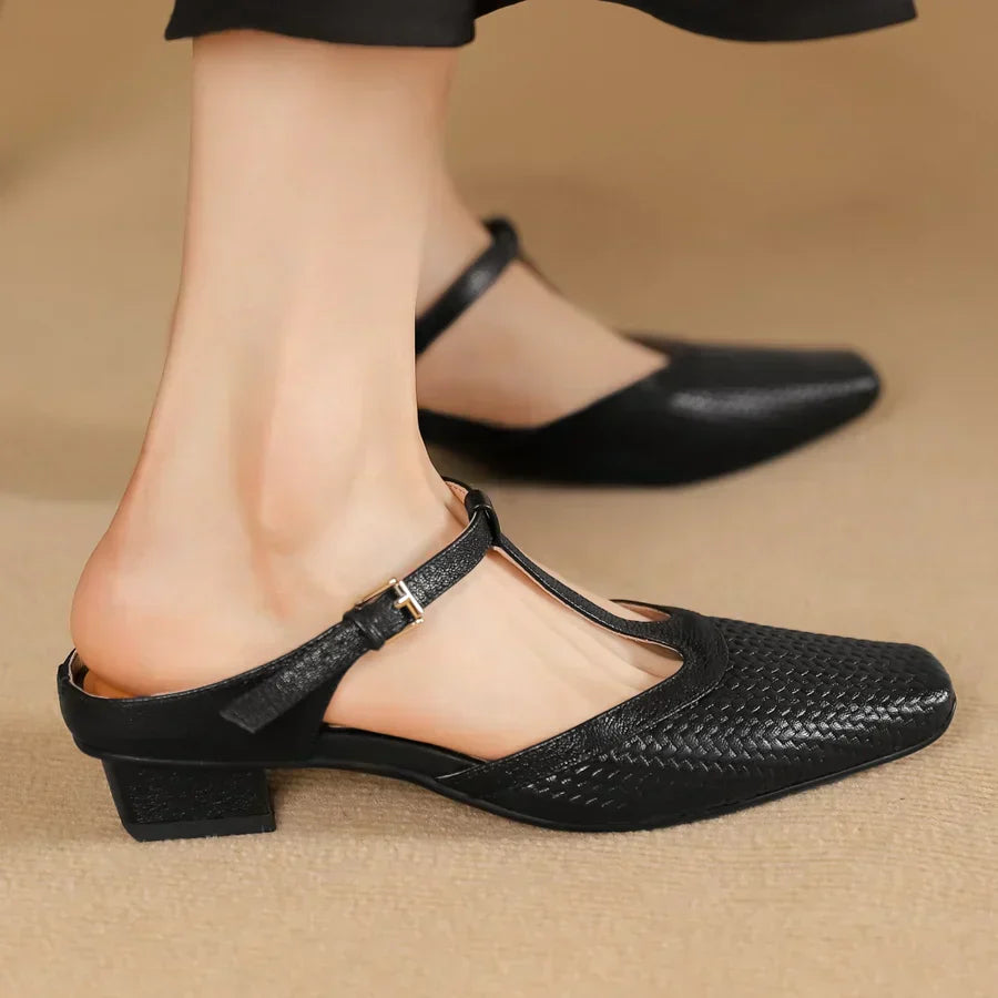 Schwarze, geflochtene Damen-Slingback-Schuhe mit Blockabsatz und T-Riemen, elegant und modisch, ideal für Büro- und Freizeitkleidung.
