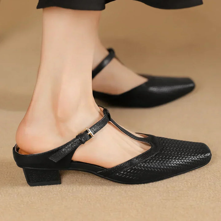 Schwarze, geflochtene Damen-Slingback-Schuhe mit Blockabsatz und T-Riemen, elegant und modisch, ideal für Büro- und Freizeitkleidung.
