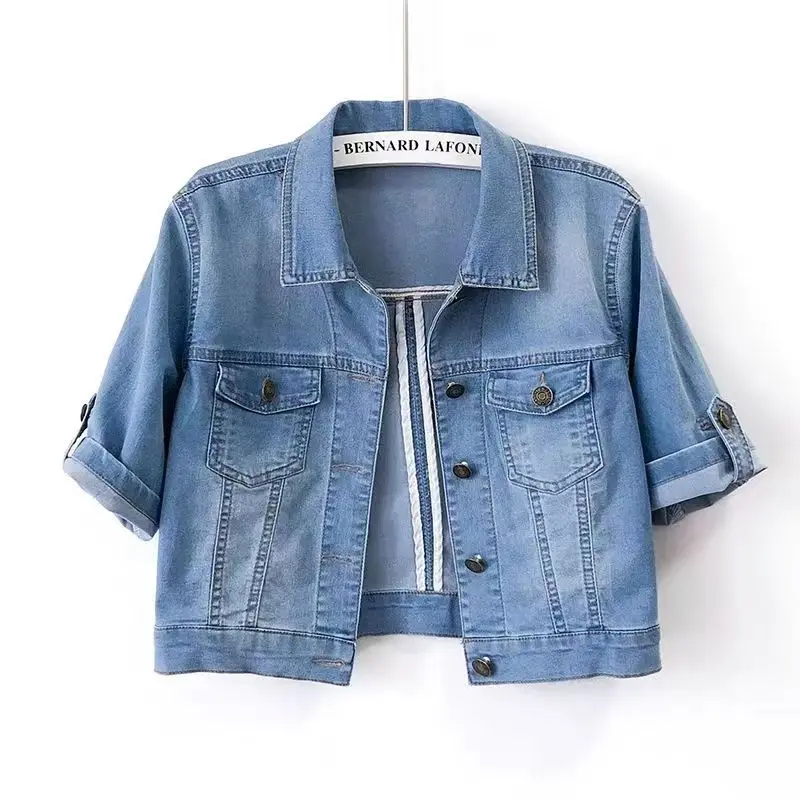 Blaue Damen-Jeansjacke, kurz geschnitten, mit Knopfleiste und Brusttaschen. Modische Freizeitkleidung, ideal für Frühling und Sommer.