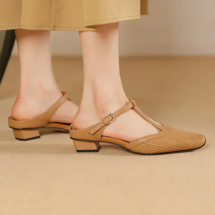 Beige Damen-Slingback-Schuhe mit niedrigem Blockabsatz und T-Riemen, ideal für elegantes und bequemes Tragen. Perfekt für Büro- und Freizeitoutfits.