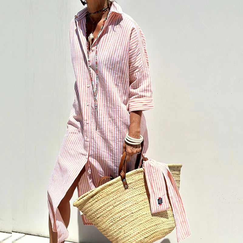 Frau in gestreiftem Hemdkleid mit Strohtasche, Sommermode, lässiger Stil, Strandoutfit, rosa-weiß gestreift, modische Accessoires.
