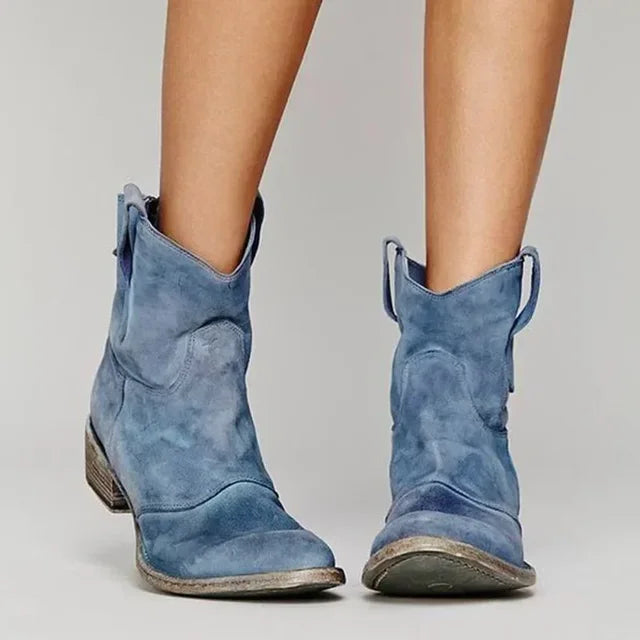 Blaue Wildleder-Cowboystiefel für Damen, modisch und bequem, mit abgerundeter Spitze und niedrigem Absatz, ideal für Herbstmode und Freizeitoutfits.