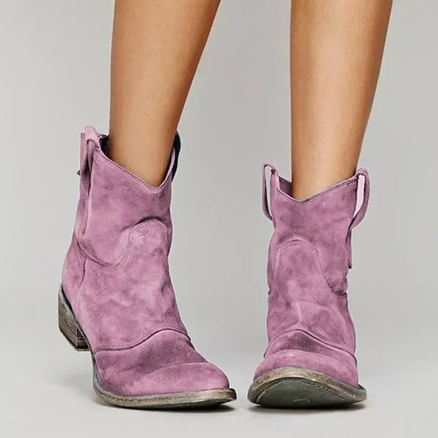 Lila Wildleder-Cowboystiefel für Damen, modisch und robust, mit abgerundeter Spitze und niedrigem Absatz. Perfekt für trendige Herbst-Outfits.