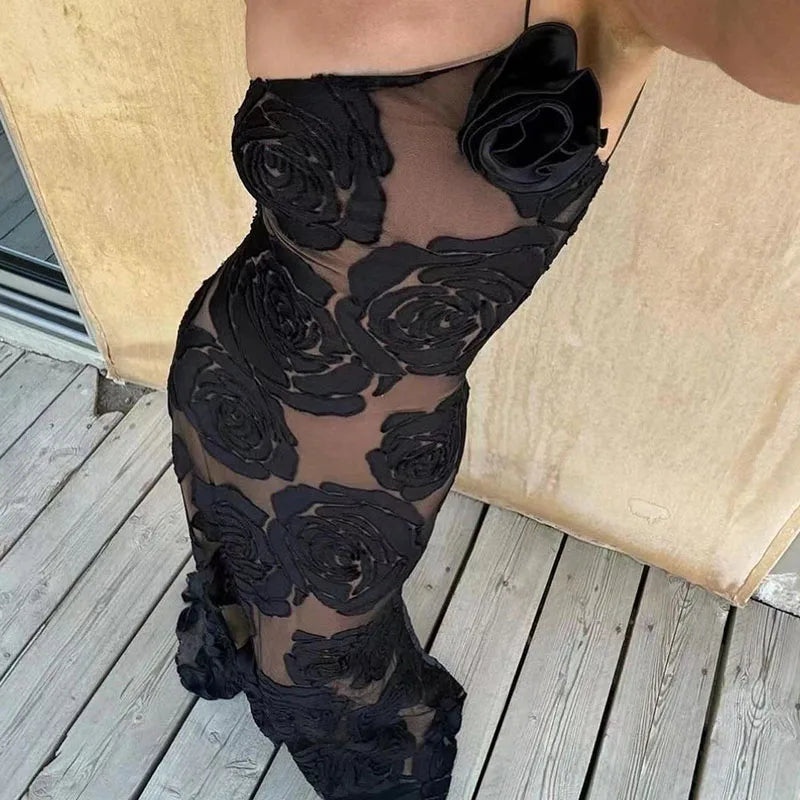 Schwarzes, durchsichtiges Kleid mit Rosenmuster, elegantes Design, modisches Abendkleid, ideal für besondere Anlässe, stilvoll und modern.