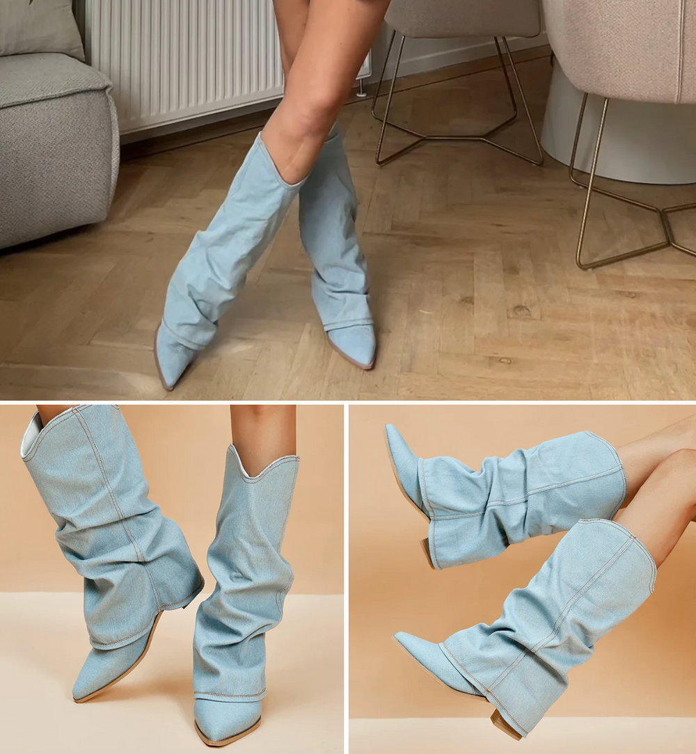 Damen tragen hellblaue Denim-Stiefel mit spitzen Zehen und Faltenoptik. Modetrend, stilvolle Schuhe, lässiger Look, Holzboden, Innenraum.