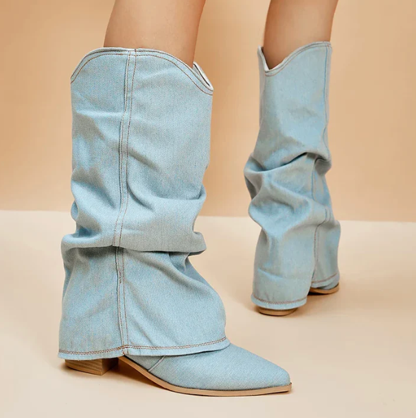 Damen Cowboy-Stiefel aus hellblauem Denim, knöchelhoch, mit flachem Absatz. Modische Westernstiefel für trendige Outfits.