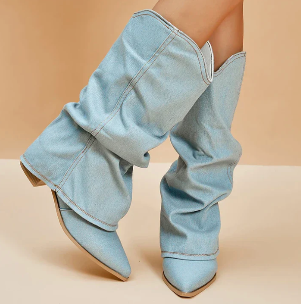 Damen Stiefel aus hellblauem Denim, spitze Zehen, niedriger Absatz, modisch, lässig, ideal für Herbstmode und Streetstyle.
