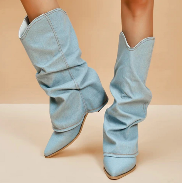 Damen Stiefel aus hellblauem Denim, spitze Zehen, mittelhoher Absatz, modisches Design, ideal für trendige Herbst- und Winteroutfits.