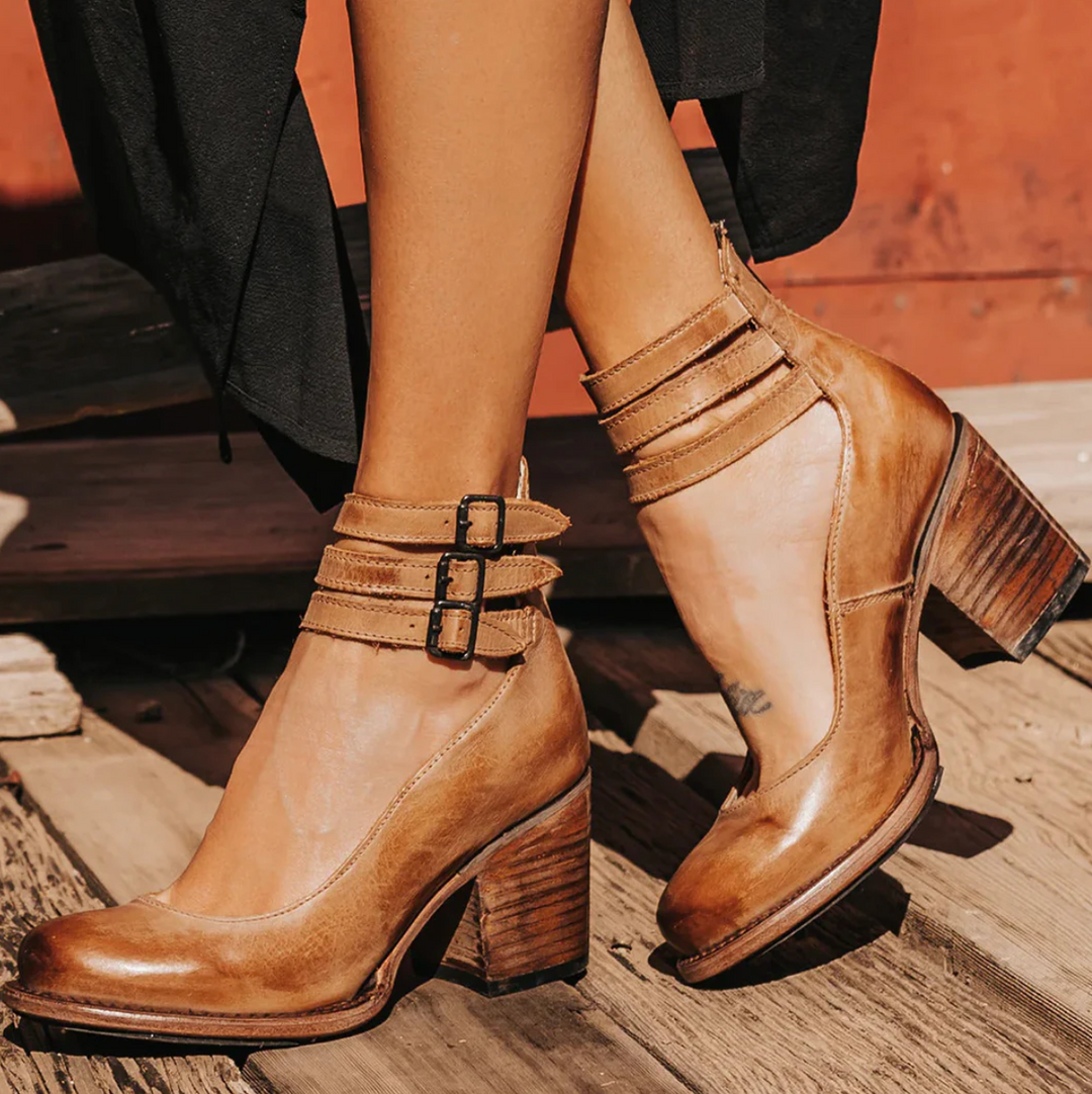 Damenstiefeletten aus braunem Leder mit Blockabsatz und doppelten Schnallenriemen, stilvoll und elegant, ideal für Herbstmode und Streetstyle.