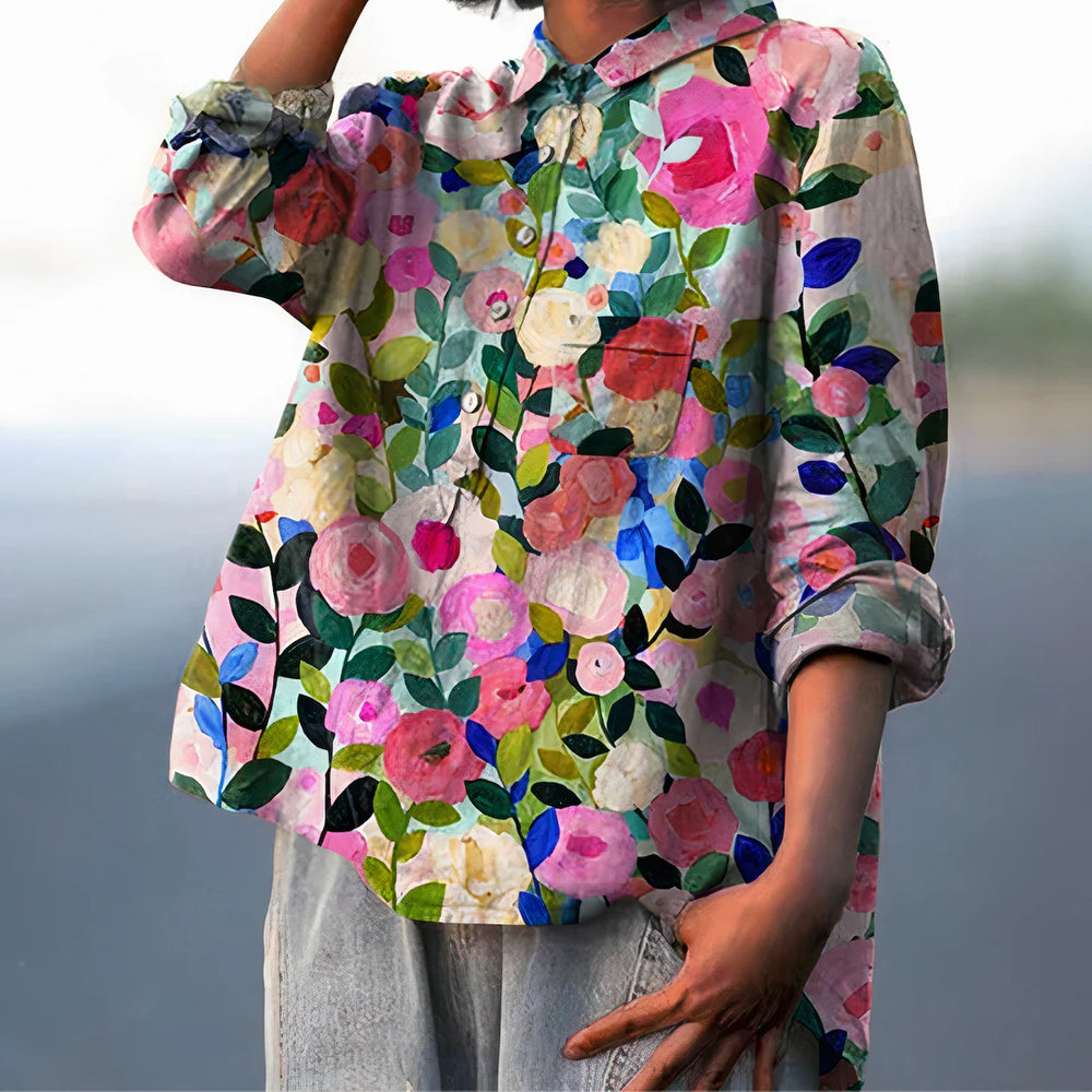 Bunte Damenbluse mit floralem Muster, langärmlig, aus Baumwolle. Modische Freizeitkleidung für Frühling und Sommer. Ideal für stilvolle Outfits.