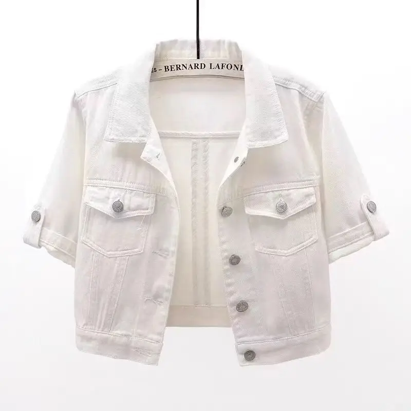 Weiße Damen-Jeansjacke, kurzärmelig, mit Knopfleiste und Brusttaschen. Modische Sommerjacke, ideal für lässige Outfits und trendige Looks.