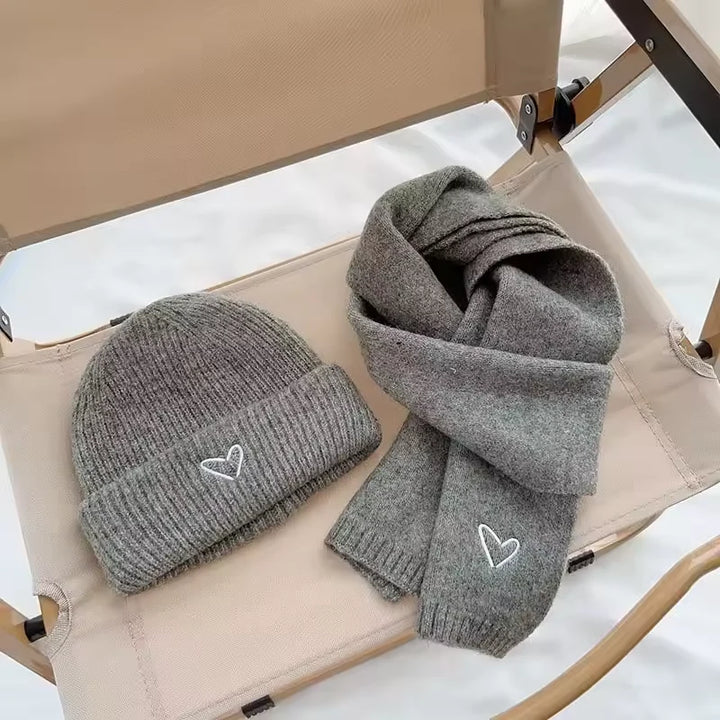 Lovie Set | Kinder Mütze und Schal mit gesticktem Herz