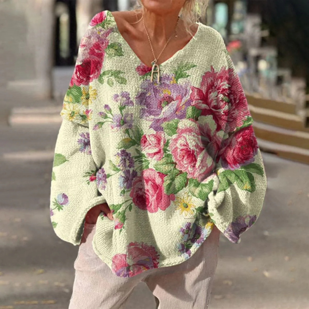 Dame in floralem Pullover mit Rosenmuster, lässig auf der Straße. Modetrend, Herbstmode, bequemer Strickpullover, stilvolles Design.