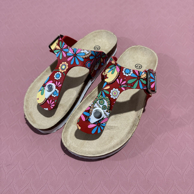 Bunte Damen-Sandalen mit Blumenmuster auf rosa Hintergrund. Bequeme Sommerschuhe, modische Flip-Flops, ideal für Freizeit und Strand.