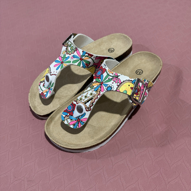 Bunte Damen-Sandalen mit Blumenmuster auf rosa Hintergrund, ergonomisches Fußbett, modische Sommerschuhe, ideal für Freizeit und Strand.